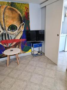Una sala de estar con una mesa y un cuadro. en Casa Coqueta, en Almarda 27 fotos más