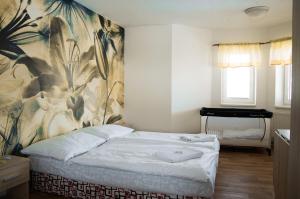 Cama ou camas em um quarto em Penzion Adriana