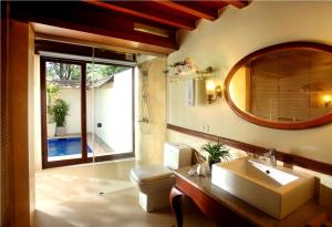 Bazén v ubytování Carmelia Haven Resort Thekkady nebo v jeho okolí