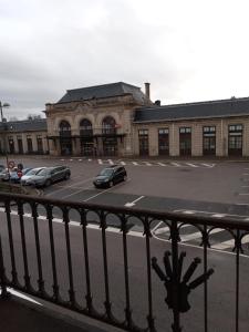 un parking avec des voitures garées devant un bâtiment dans l'établissement Centre gare, à Saint-Dié-des-Vosges