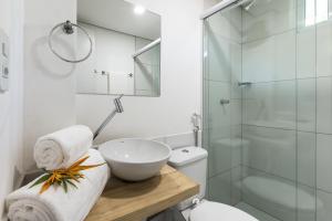 Ett badrum på Casa Villa Noronha Suites