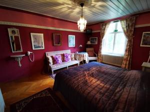 Säng eller sängar i ett rum på Ulfshyttans Herrgård
