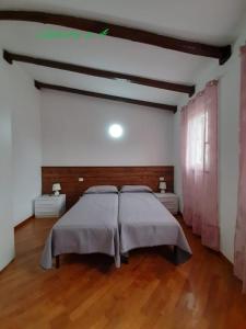 - une chambre avec un grand lit dans l'établissement Agriturismo U muinettu, à La Spezia