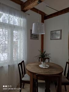 ein Esszimmer mit einem Tisch und einem Fenster in der Unterkunft Vallikraavi apartment in Tartu