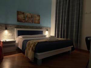 Un dormitorio con una cama grande y una ventana en B&B Le Ginestre, en Colleferro