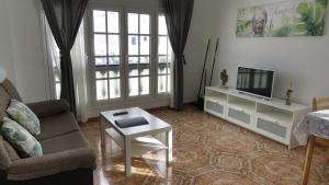salon z kanapą, telewizorem i stołem w obiekcie Apartamentos Orzola w mieście Orzola