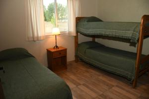 Una cama o camas cuchetas en una habitación  de Cabañas Viento Andino