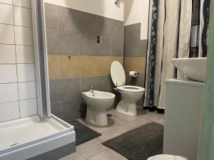 a bathroom with a toilet and a sink at B&B Le Ginestre in Colleferro