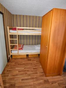 En eller flere senge i et værelse på Le Relai S34 - Grand et lumineux studio avec coin montagne 4-6 pers avec WIFI, 50m des pistes, grand balcon exposé SUD, DRAPS NON COMPRIS