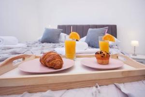 ein Tablett mit zwei Teller Essen und Orangensaft in der Unterkunft House Gruja with Pool in Primošten