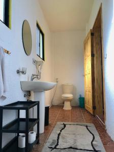 uma casa de banho com um lavatório e um WC em Pintuyan Dive Resort em Pintuyan