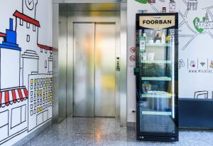 una puerta de ascensor en un edificio con un cartel en Residence Cimarosa, en Milán