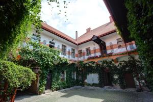a courtyard of a building with ivy at Pension Wunsch in Jaroměř