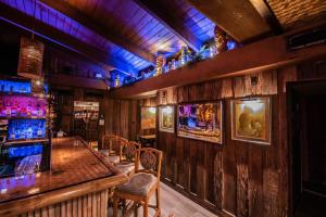 een bar met houten wanden en een tafel en stoelen bij Golden Host Resort Sarasota in Sarasota