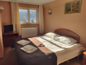 Cama o camas de una habitación en Dom Wypoczynkowy Bełchatów w Szklarskiej Porębie