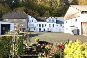 AlpenrodにあるFerienhaus Talblickの白い大きな建物