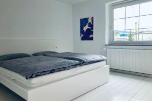 AlpenrodにあるFerienhaus Talblickの窓付きの白い部屋のベッド1台