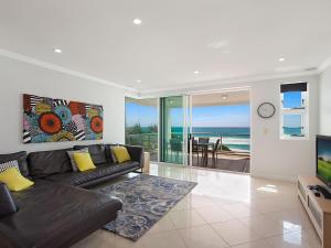 sala de estar con sofá y vistas al océano en Solaya Unit 6, en Gold Coast