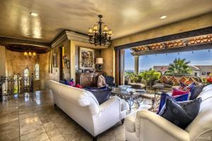 salon z białymi meblami i dużym oknem w obiekcie Villa Lucia Arch and Lands End Views - 4200 sq ft Luxury Villa w mieście Cabo San Lucas