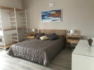 een slaapkamer met een bed, een bureau en planken bij ATTICO LIVORNO Bed & Relax in Livorno