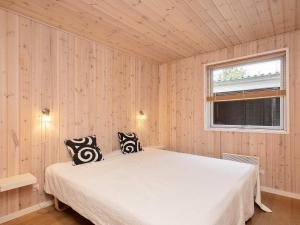 En eller flere senge i et værelse på 12 person holiday home in Hals