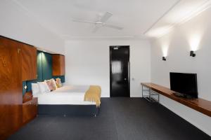 
Una televisión o centro de entretenimiento en Regents Court Sydney
