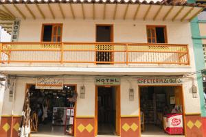 a store with a balcony on top of a building at Hotel Felicina in Jeric&oacute;