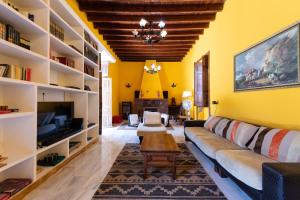a living room with a couch and a table at Villa la Atlantida in Ingenio