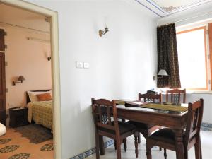 uma sala de jantar com uma mesa e um quarto em Om Niwas Suite Hotel em Jaipur