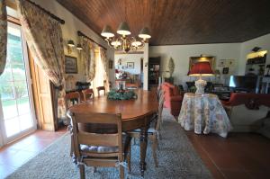 un soggiorno con tavolo e sedie in legno di Casa de Marinhas Country House a Caminha