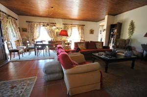 un soggiorno con divano e tavolo di Casa de Marinhas Country House a Caminha