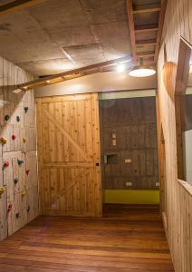 Pokój z siłownią z drewnianymi drzwiami i ścianą w obiekcie Yu Peng Villa w mieście Jiaoxi
