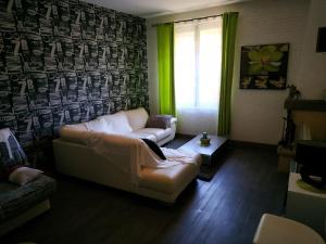 a living room with a couch and a window at Gîte de Sapiac in Montauban