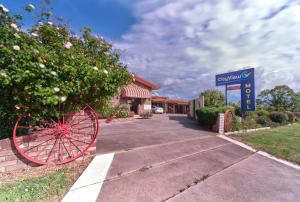 una señal frente a un edificio con una rueda grande en City View Motel, en Warwick