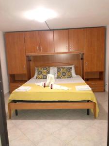 Ένα ή περισσότερα κρεβάτια σε δωμάτιο στο Charming apartment in Lido di Noto with fenced garden