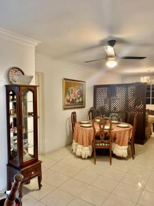 una sala da pranzo con tavolo e sedie di Posada Dilia del Alba a Santo Domingo