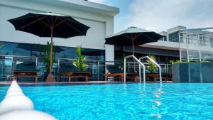 Bazén v ubytování Braling Grand Hotel By Azana Purbalingga nebo v jeho okolí