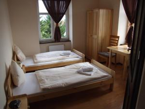 Ένα ή περισσότερα κρεβάτια σε δωμάτιο στο Hotelik Hermes