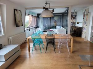 ein Esszimmer mit einem Tisch und vier Stühlen in der Unterkunft 3-bedroom apartment with spectacular view in Neuenburg + 29 Fotos