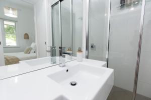 Gallery image of Elsie - City Living in a Big Home - Just book it! in Wagga Wagga +17 photos