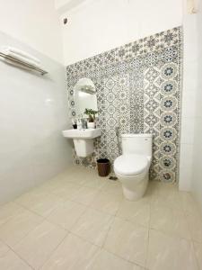 a bathroom with a toilet and a sink at HOMESTAY THÙY DƯƠNG in Da Lat