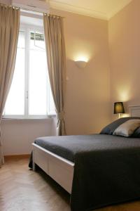 ローマにあるRoman Suiteのベッドルーム1室(ベッド1台、大きな窓付)