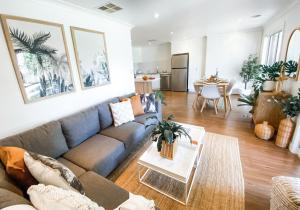 Zona de estar de Just book it! Ruby - a spacious house in the CBD