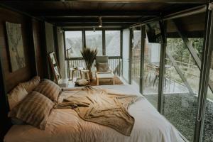 レンバンにあるvilla tibraのバルコニー付きの客室の大型ベッド1台分です。 +15枚の写真
