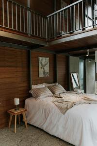 レンバンにあるvilla tibraの木製の壁のベッドルーム1室(ベッド2台付)