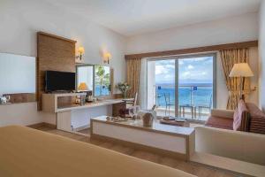 Azure By Yelken Hotel في تورغوتري: غرفة معيشة مطلة على المحيط