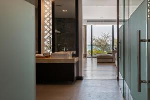 uma casa de banho com um lavatório e um espelho grande em Paradise Nurai Villa - 6 Bedrooms em Abu Dhabi