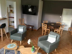 ein Wohnzimmer mit 2 Stühlen und einem Tisch in der Unterkunft Saint Gorgon Gite in Euville