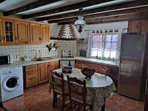 Las ErasにあるCasa Cielito Lindoのテーブルと冷蔵庫のあるキッチン