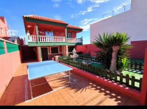 Las ErasにあるCasa Cielito Lindoの家の前の青卓球台